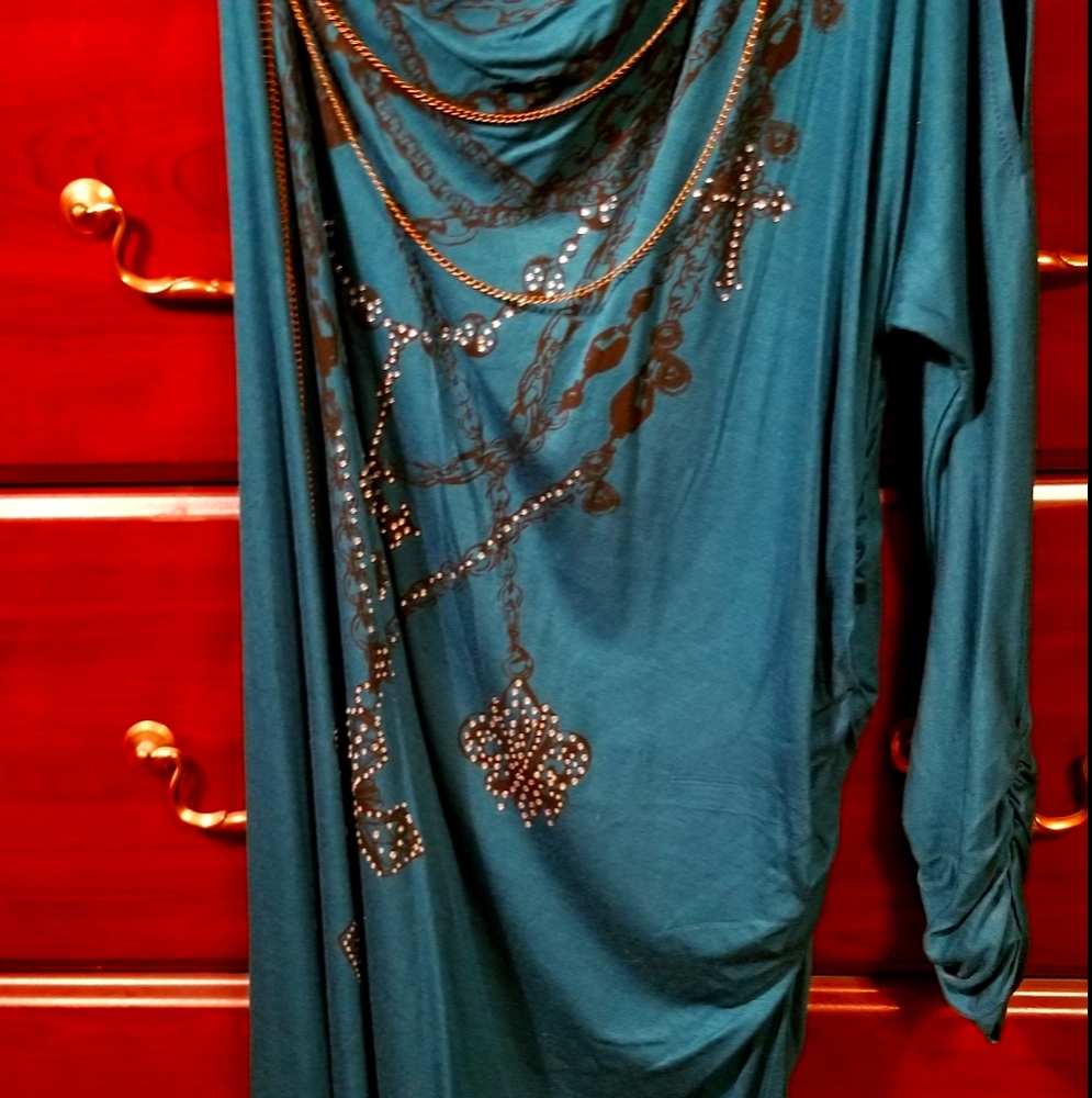 Green shirt dress with accessory